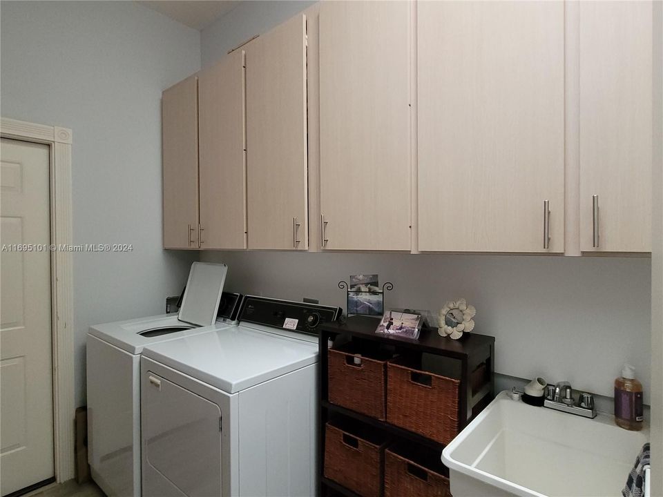 For Rent: $4,800 (3 beds, 2 baths, 1847 Square Feet)