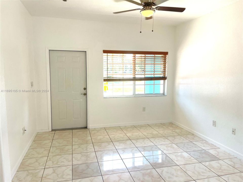 For Rent: $2,100 (2 beds, 1 baths, 900 Square Feet)