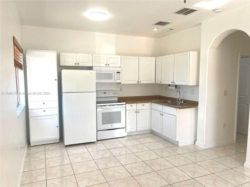 For Rent: $2,100 (2 beds, 1 baths, 900 Square Feet)