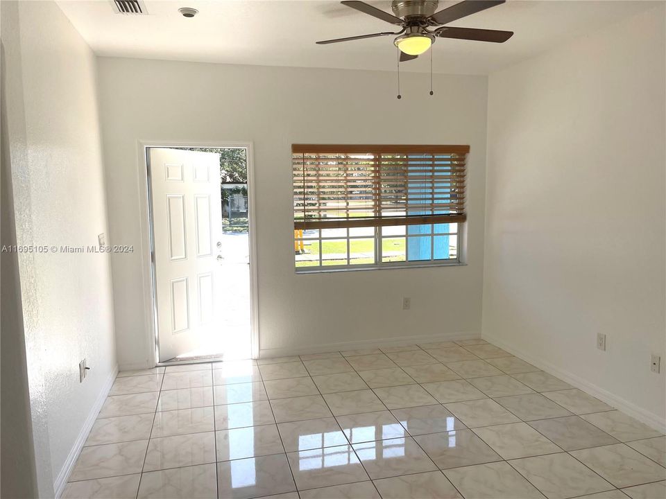 For Rent: $2,100 (2 beds, 1 baths, 900 Square Feet)