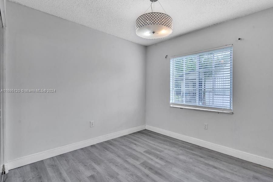 For Rent: $3,500 (4 beds, 2 baths, 1292 Square Feet)