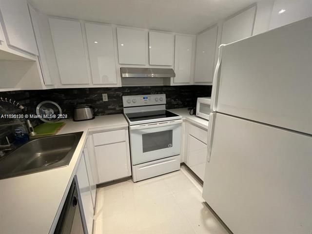 For Sale: $189,000 (1 beds, 1 baths, 588 Square Feet)