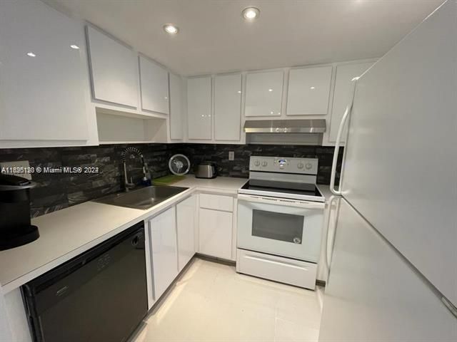 For Sale: $189,000 (1 beds, 1 baths, 588 Square Feet)