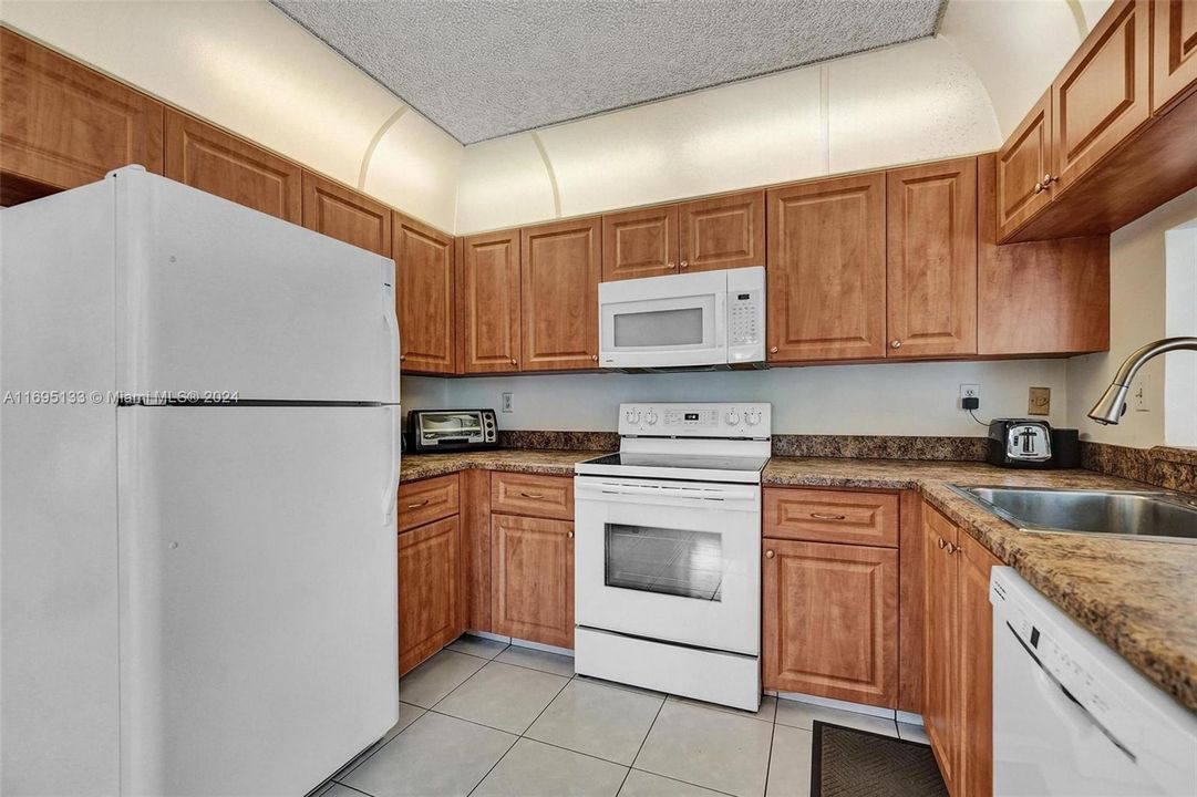 Large kitchen with ample cabnitry