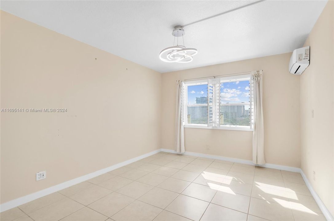 For Sale: $250,000 (1 beds, 1 baths, 650 Square Feet)