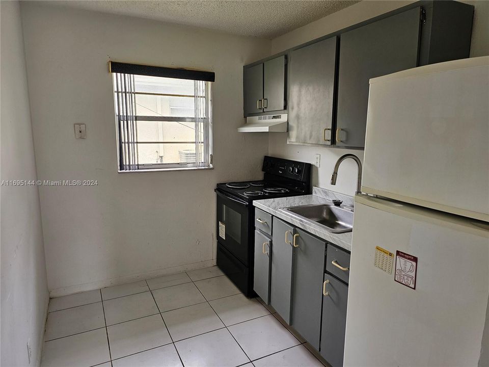 For Rent: $1,400 (2 beds, 1 baths, 700 Square Feet)