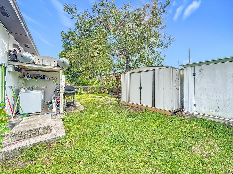 For Sale: $445,000 (3 beds, 1 baths, 714 Square Feet)