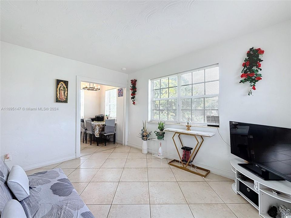 For Sale: $445,000 (3 beds, 1 baths, 714 Square Feet)