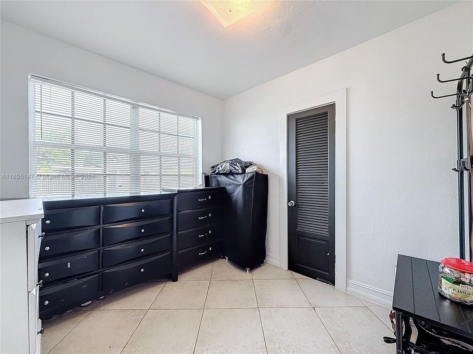 For Sale: $445,000 (3 beds, 1 baths, 714 Square Feet)