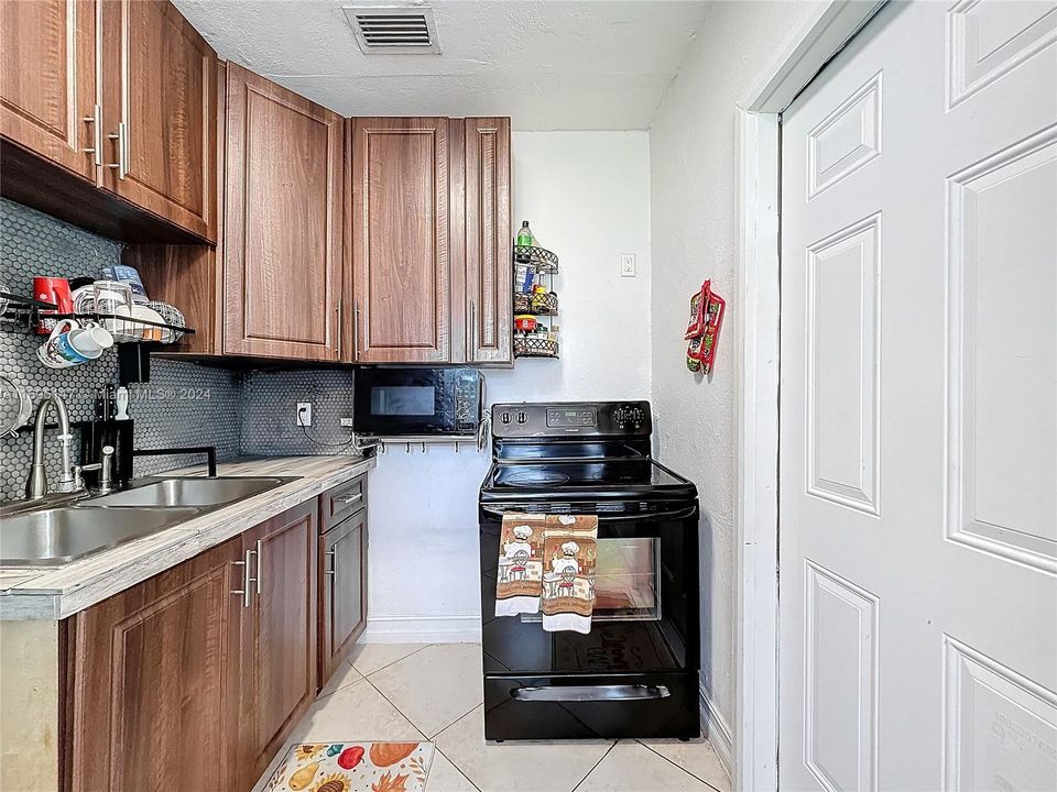 For Sale: $445,000 (3 beds, 1 baths, 714 Square Feet)