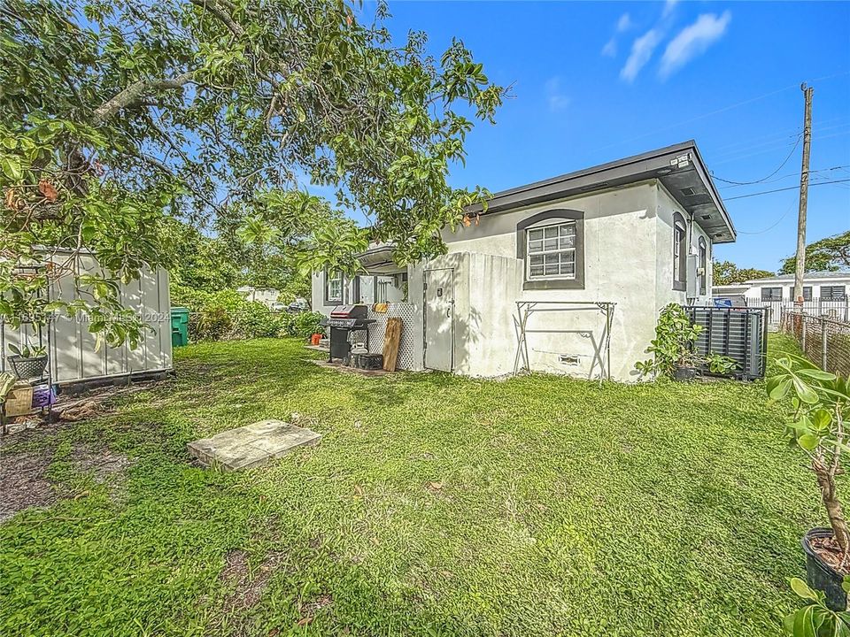 For Sale: $445,000 (3 beds, 1 baths, 714 Square Feet)