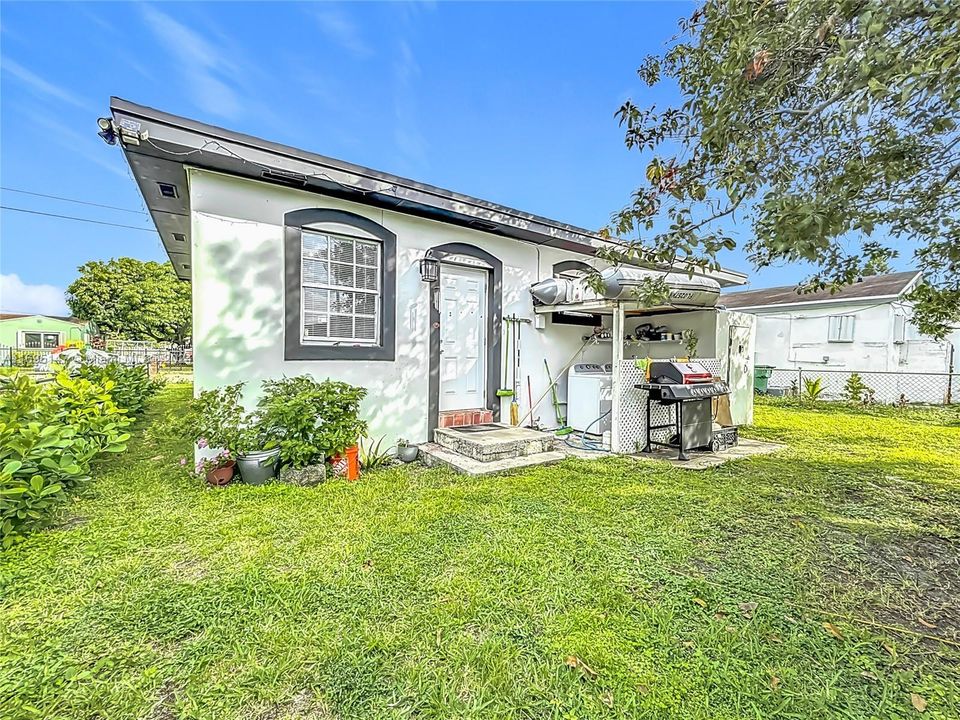 For Sale: $445,000 (3 beds, 1 baths, 714 Square Feet)