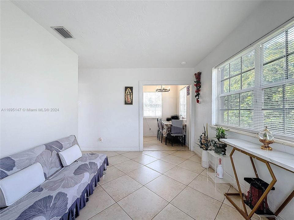 For Sale: $445,000 (3 beds, 1 baths, 714 Square Feet)