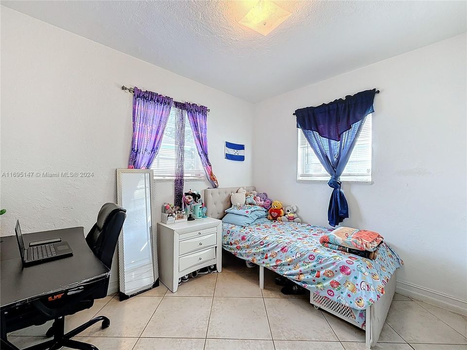 For Sale: $445,000 (3 beds, 1 baths, 714 Square Feet)