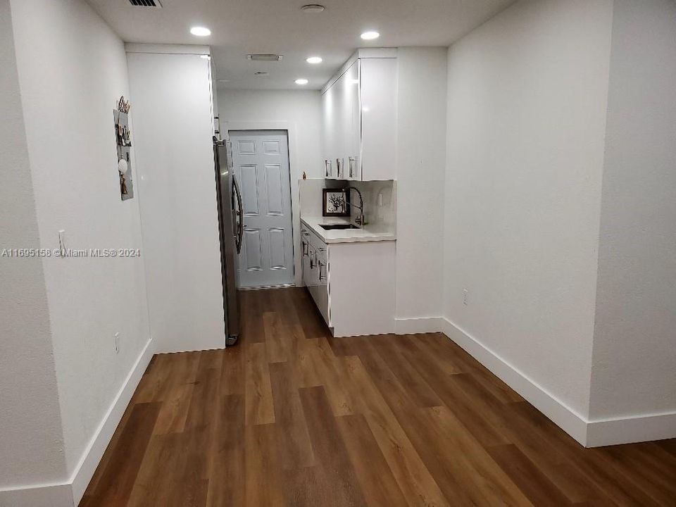 For Rent: $1,850 (1 beds, 1 baths, 760 Square Feet)