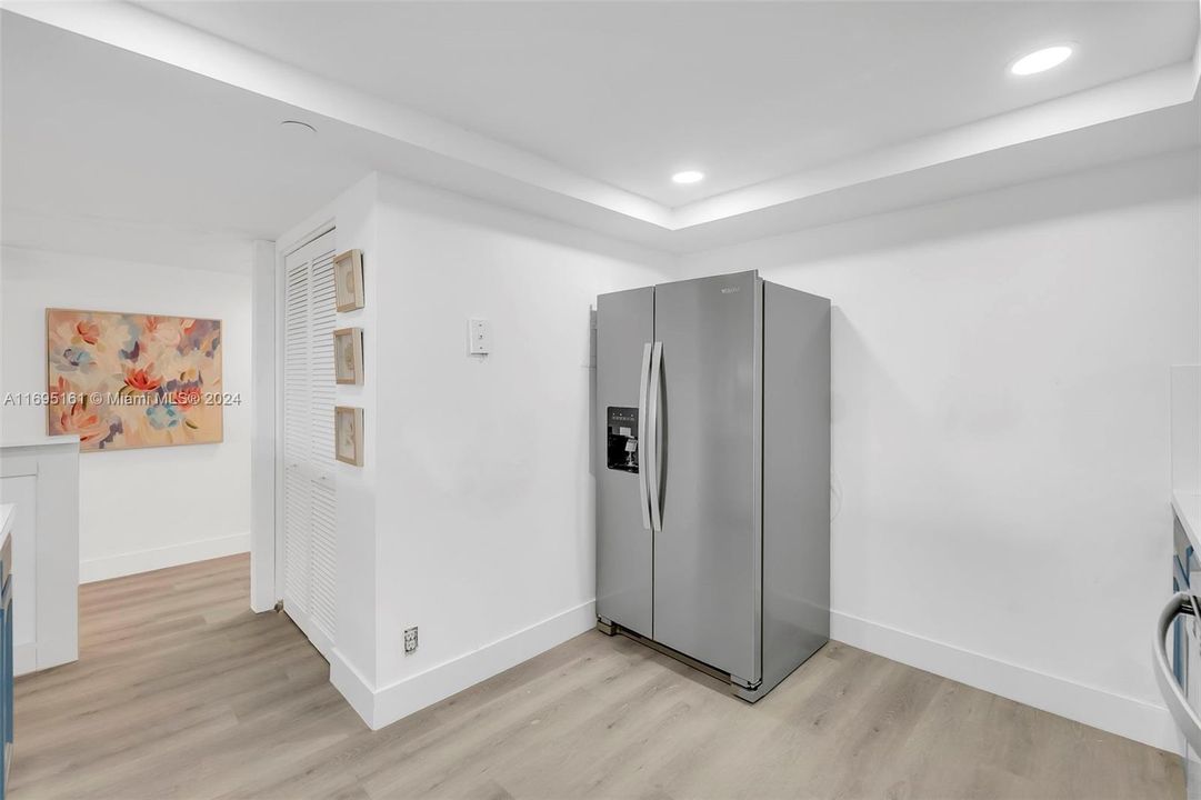 For Sale: $335,000 (1 beds, 1 baths, 1005 Square Feet)