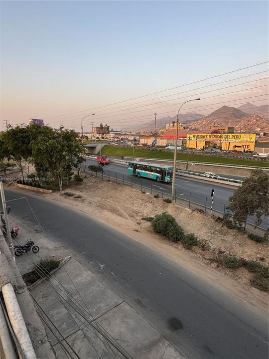 Vista del 4to piso hacia el Sur de la Panamericana Norte