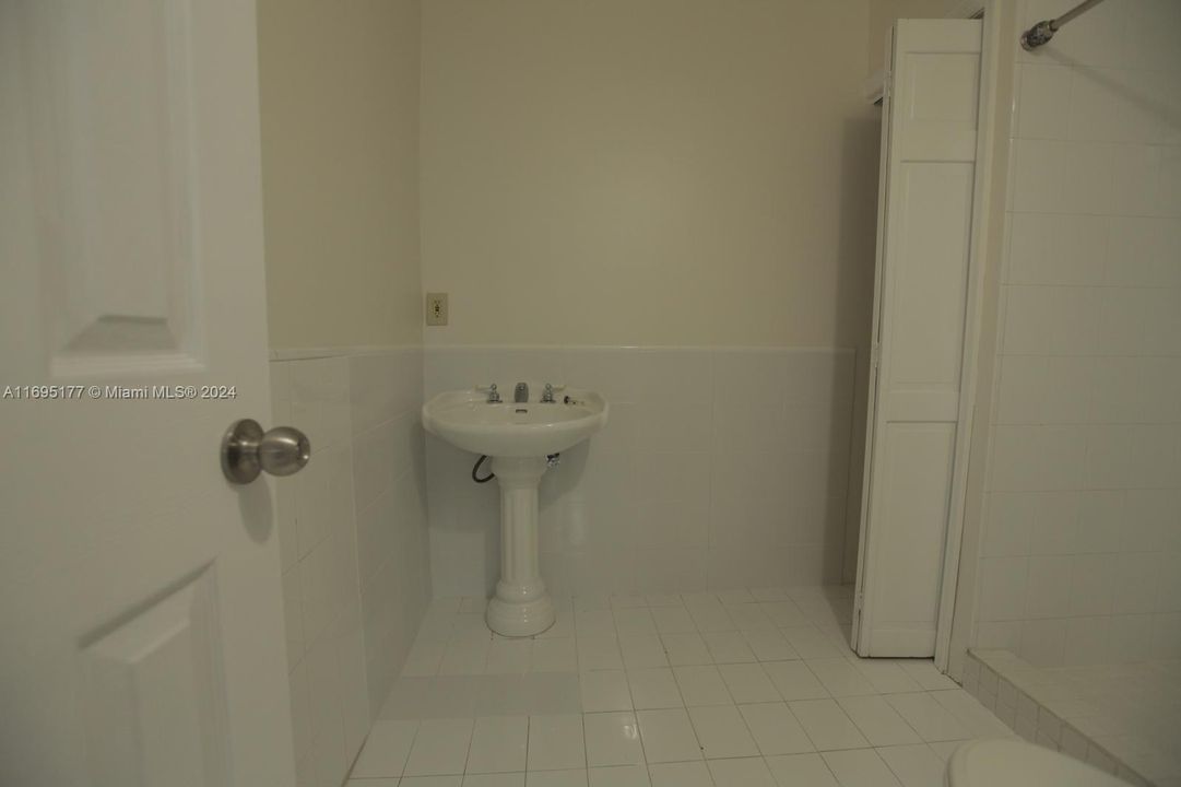 For Rent: $2,000 (1 beds, 1 baths, 1806 Square Feet)