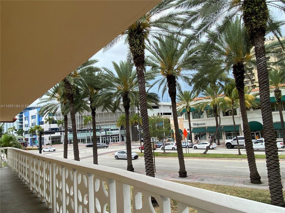 5th street view from the apartment.