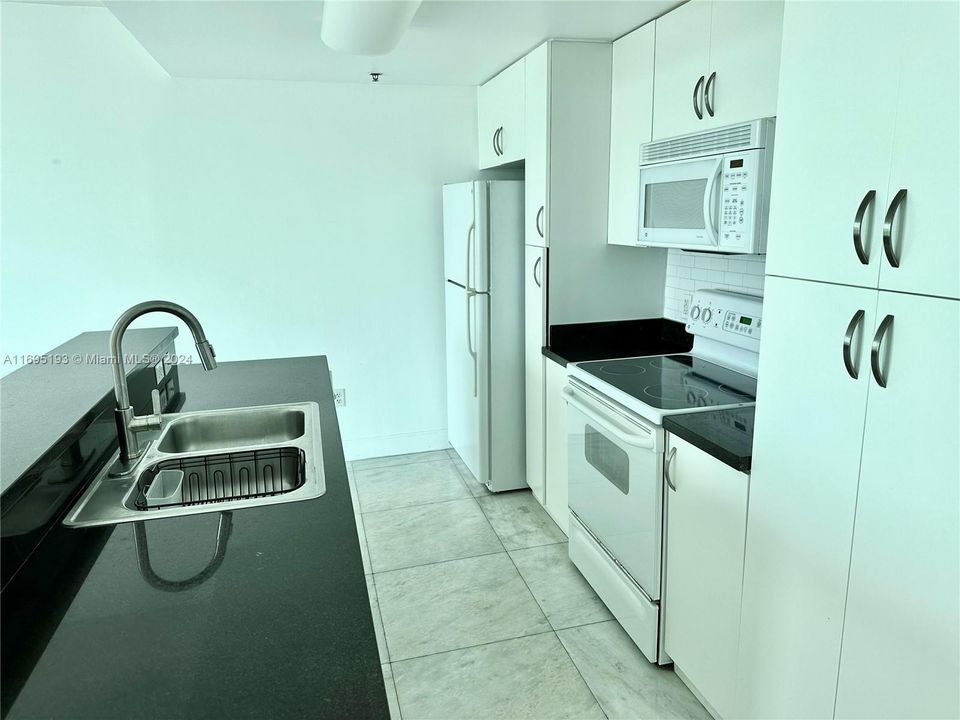 For Rent: $2,500 (1 beds, 1 baths, 714 Square Feet)