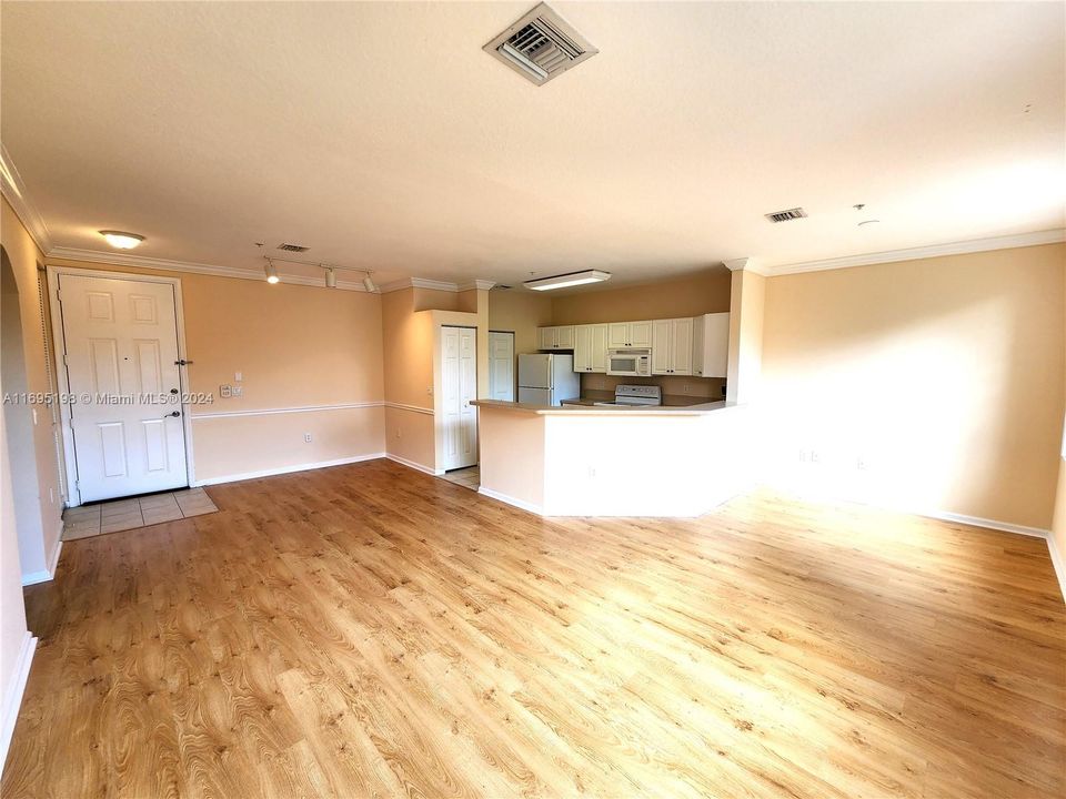 For Rent: $1,900 (1 beds, 1 baths, 775 Square Feet)