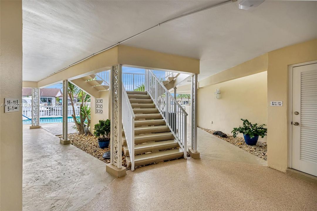 For Sale: $450,000 (2 beds, 2 baths, 931 Square Feet)