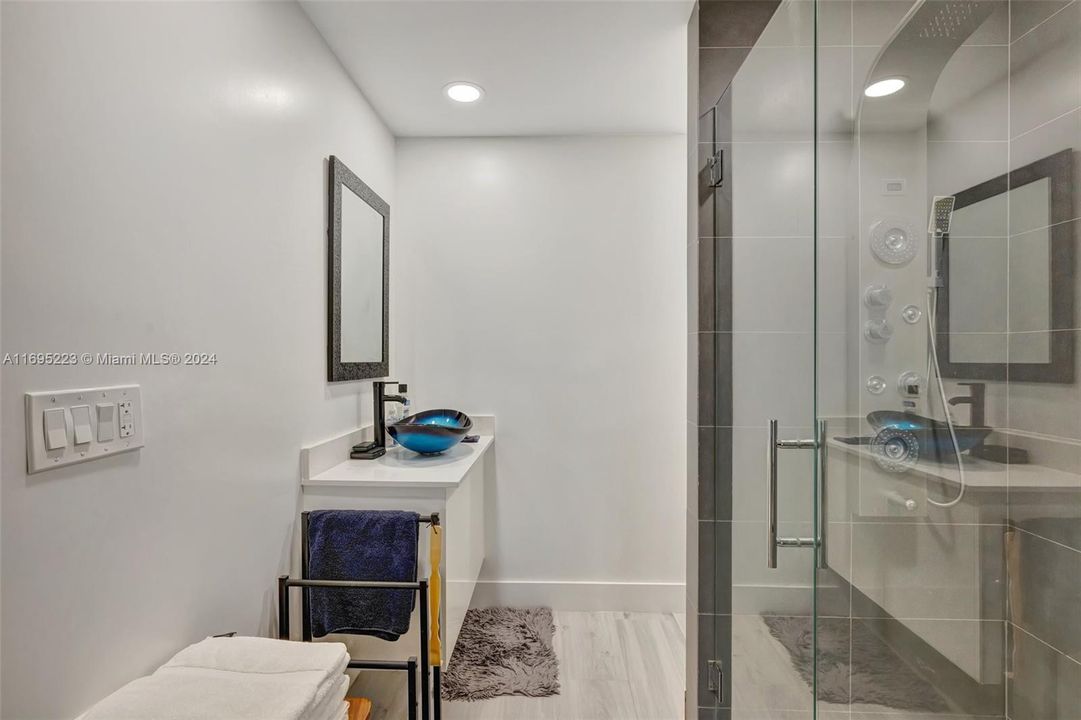 For Sale: $450,000 (2 beds, 2 baths, 931 Square Feet)