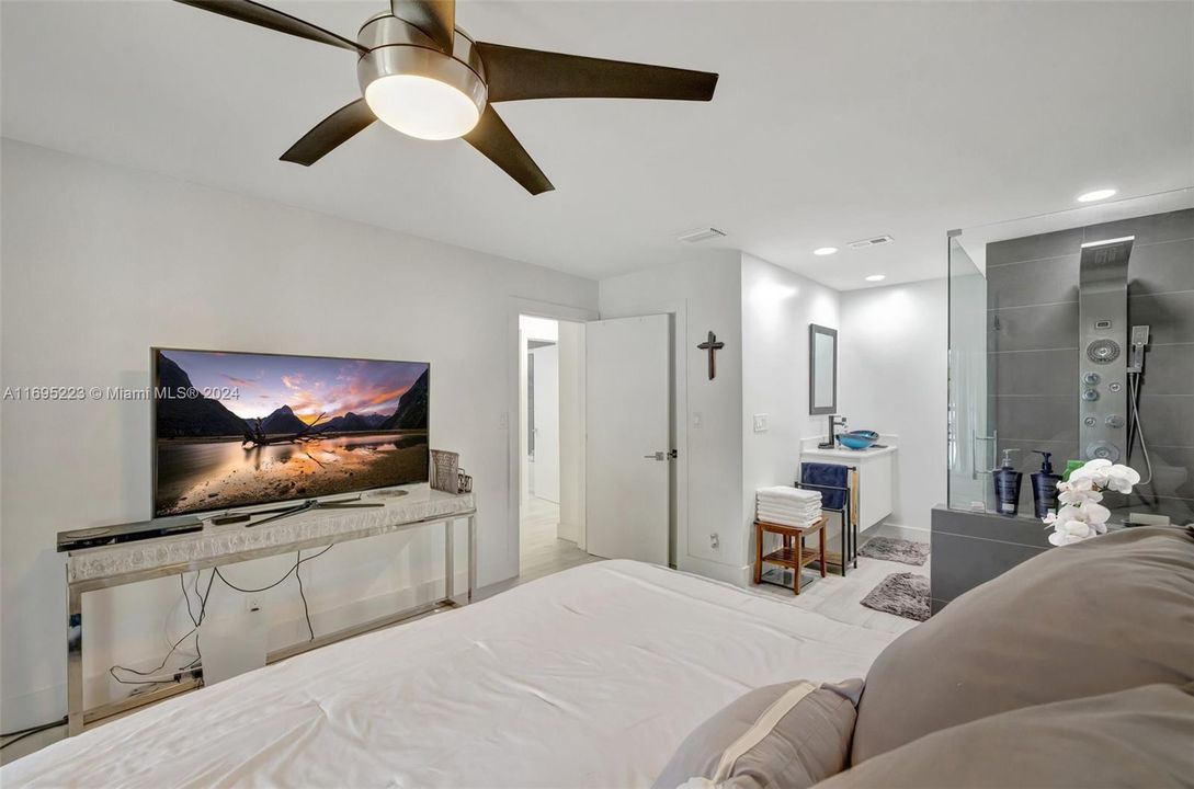 For Sale: $450,000 (2 beds, 2 baths, 931 Square Feet)