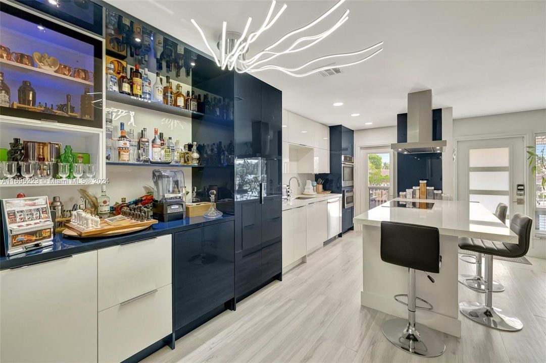 For Sale: $450,000 (2 beds, 2 baths, 931 Square Feet)