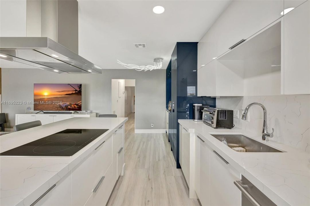 For Sale: $450,000 (2 beds, 2 baths, 931 Square Feet)
