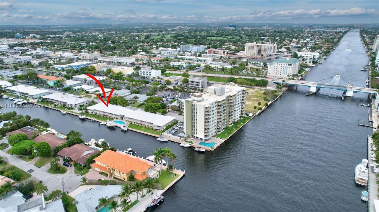 For Sale: $450,000 (2 beds, 2 baths, 931 Square Feet)