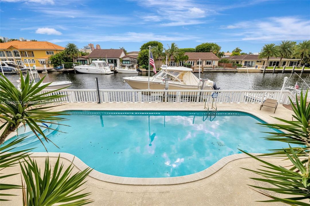 For Sale: $450,000 (2 beds, 2 baths, 931 Square Feet)