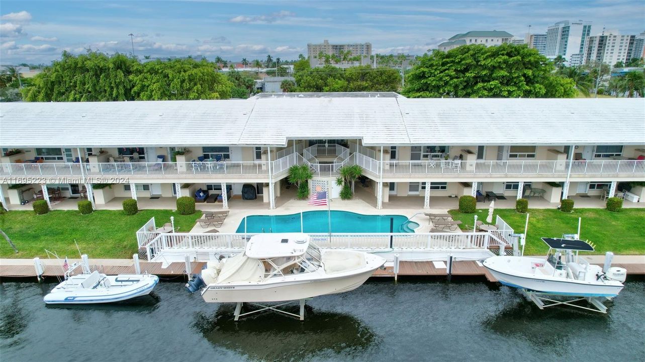 For Sale: $450,000 (2 beds, 2 baths, 931 Square Feet)