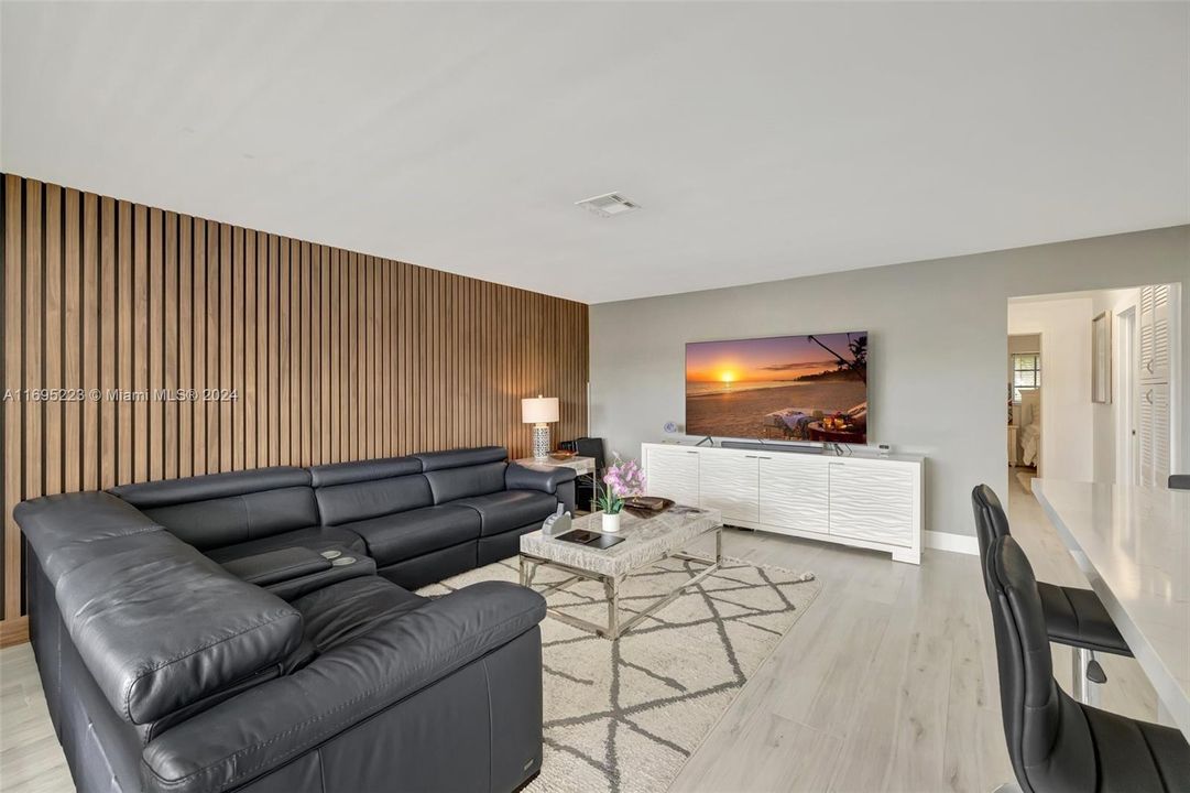 For Sale: $450,000 (2 beds, 2 baths, 931 Square Feet)