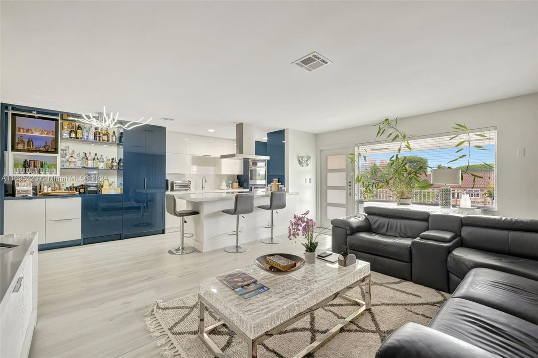 For Sale: $450,000 (2 beds, 2 baths, 931 Square Feet)