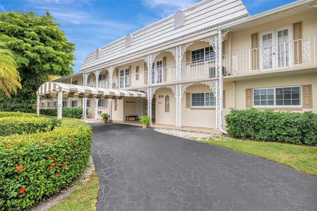 For Sale: $450,000 (2 beds, 2 baths, 931 Square Feet)