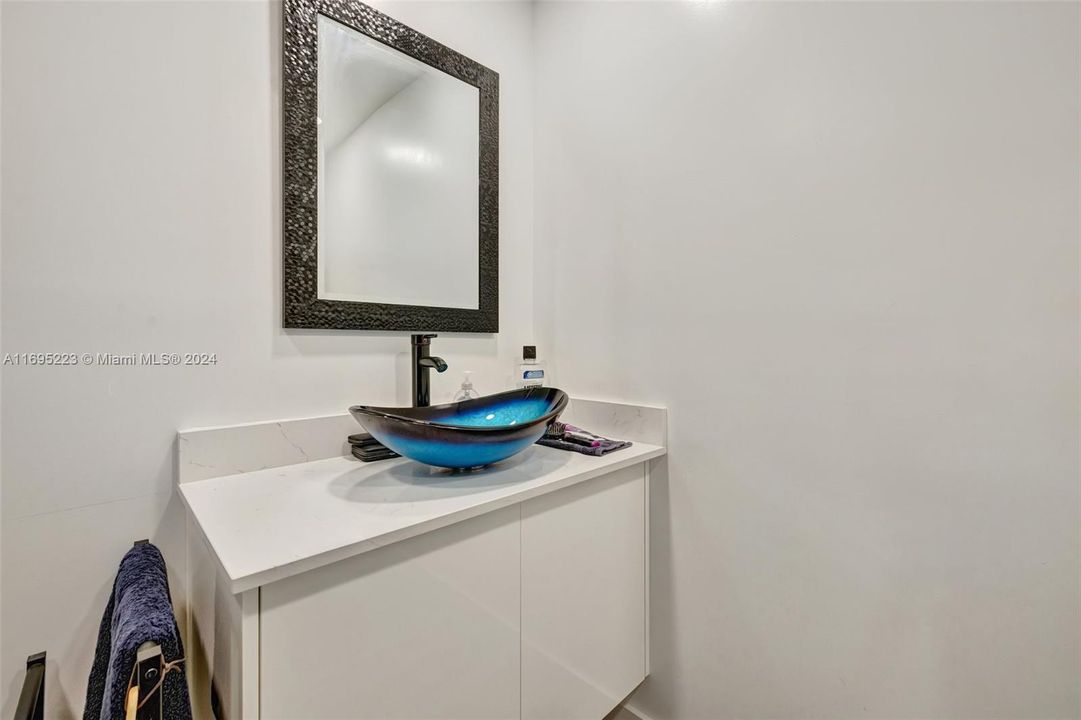 For Sale: $450,000 (2 beds, 2 baths, 931 Square Feet)