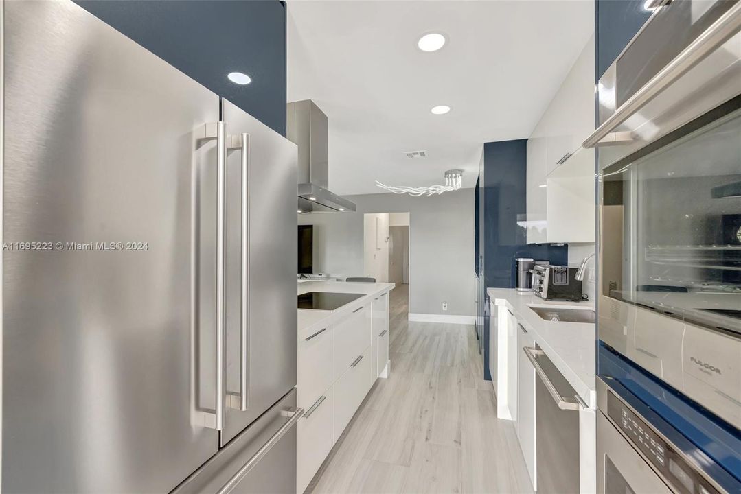 For Sale: $450,000 (2 beds, 2 baths, 931 Square Feet)