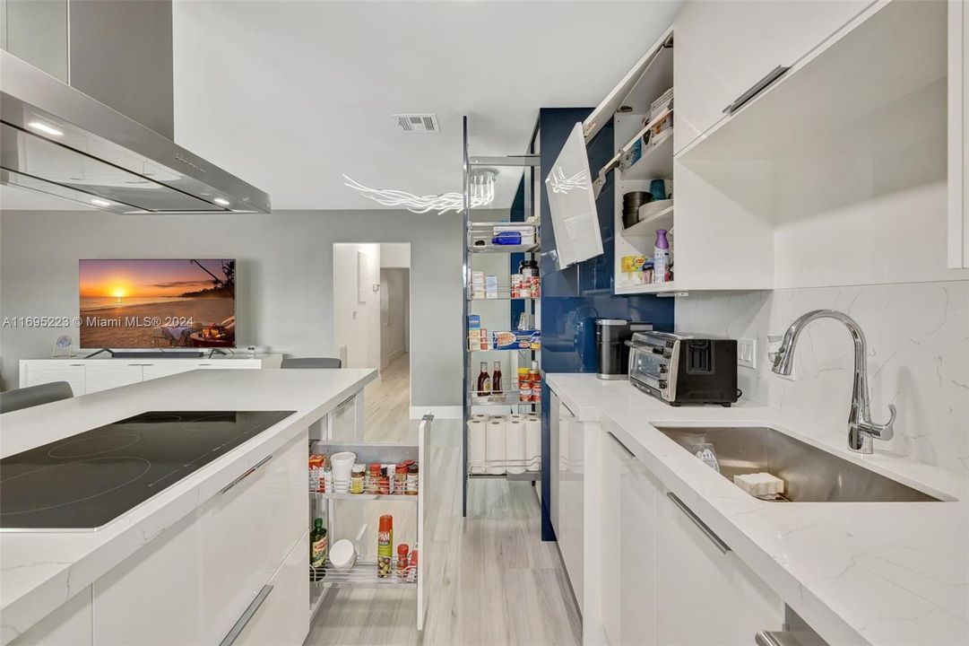 For Sale: $450,000 (2 beds, 2 baths, 931 Square Feet)