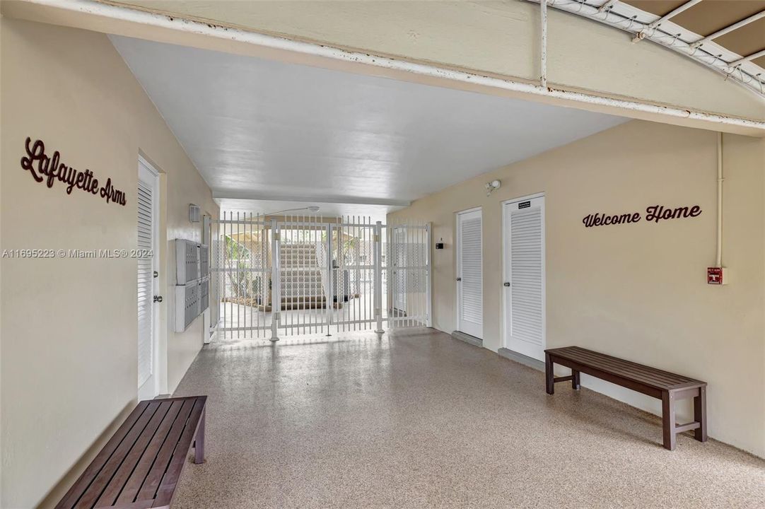 For Sale: $450,000 (2 beds, 2 baths, 931 Square Feet)