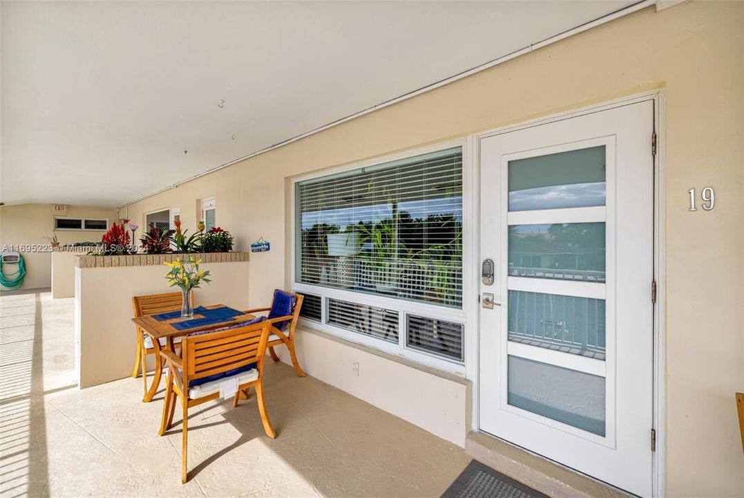 For Sale: $450,000 (2 beds, 2 baths, 931 Square Feet)