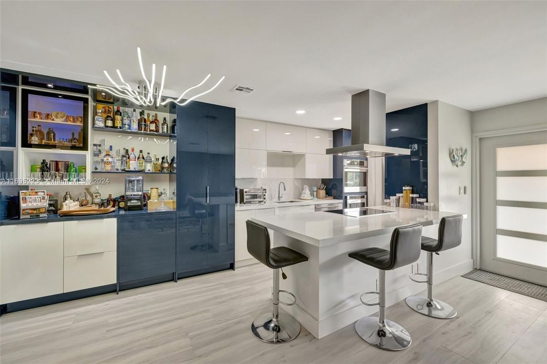 For Sale: $450,000 (2 beds, 2 baths, 931 Square Feet)