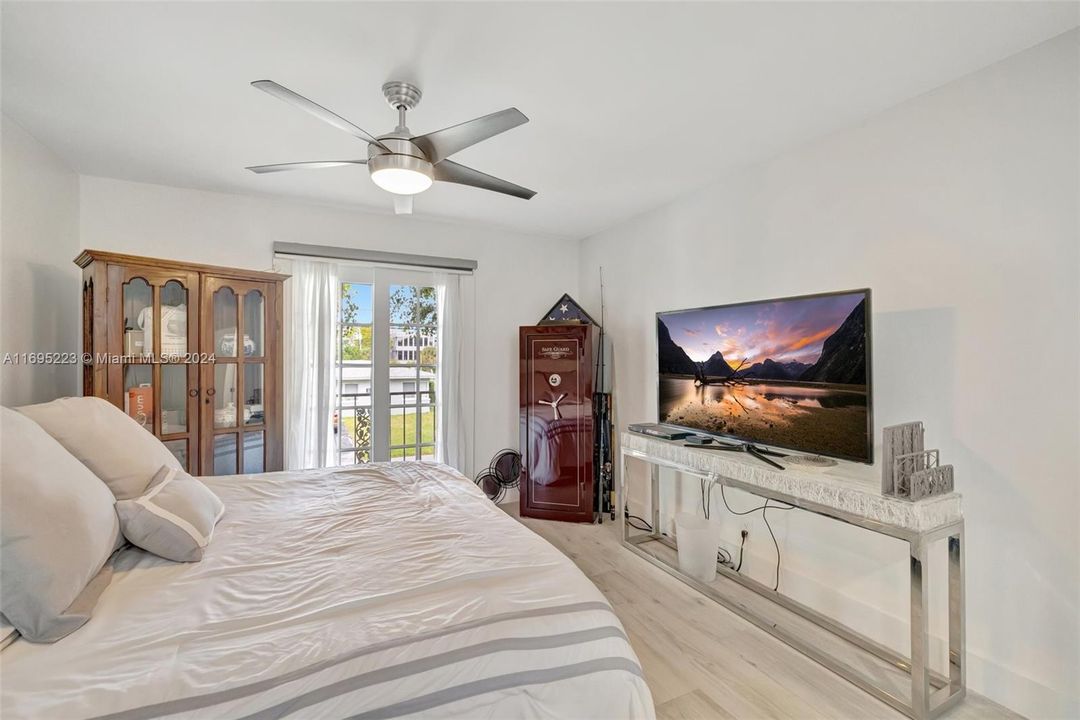 For Sale: $450,000 (2 beds, 2 baths, 931 Square Feet)