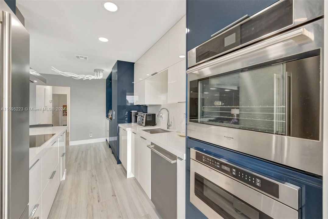 For Sale: $450,000 (2 beds, 2 baths, 931 Square Feet)