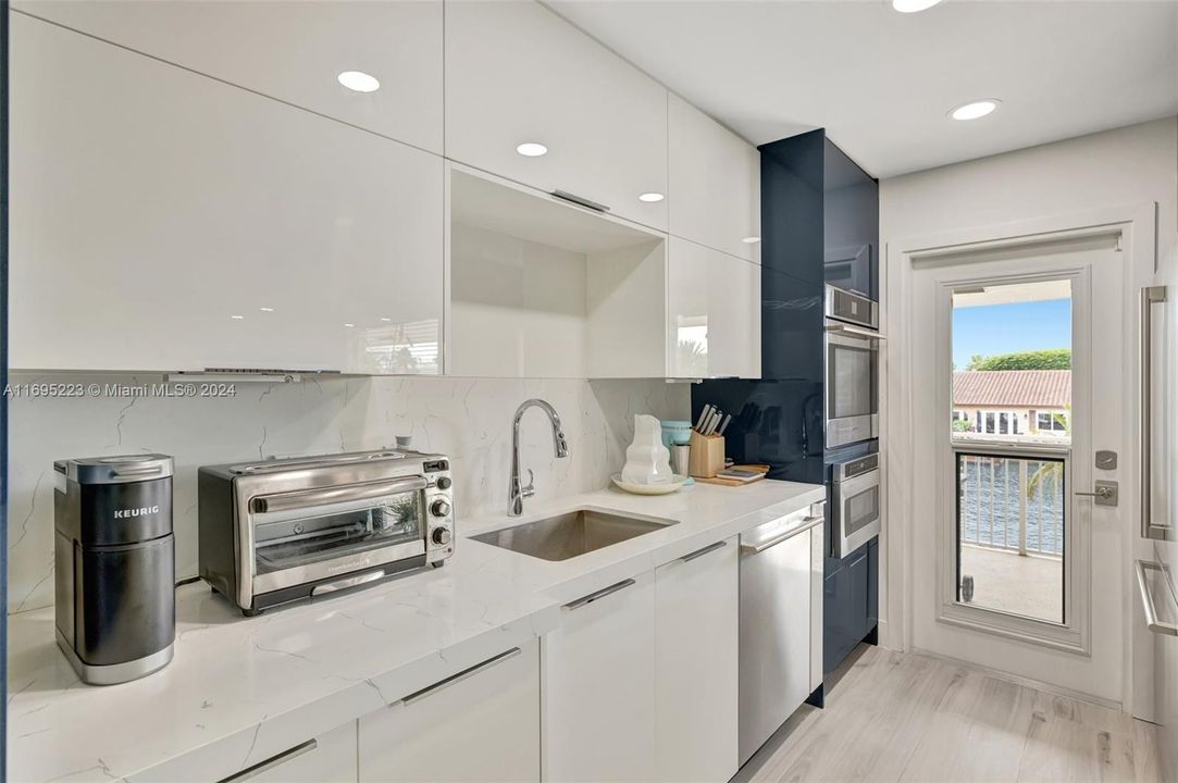 For Sale: $450,000 (2 beds, 2 baths, 931 Square Feet)