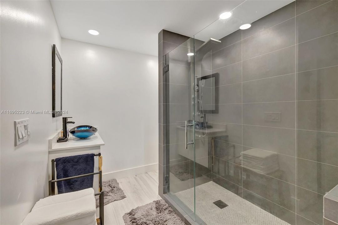 For Sale: $450,000 (2 beds, 2 baths, 931 Square Feet)