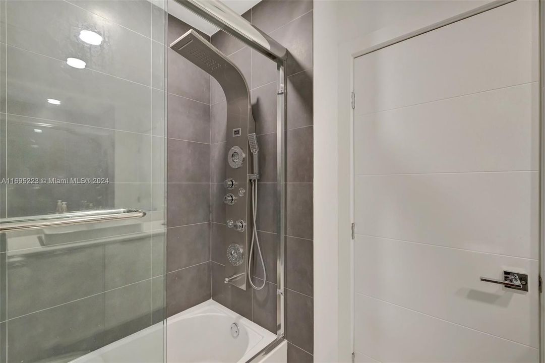 For Sale: $450,000 (2 beds, 2 baths, 931 Square Feet)