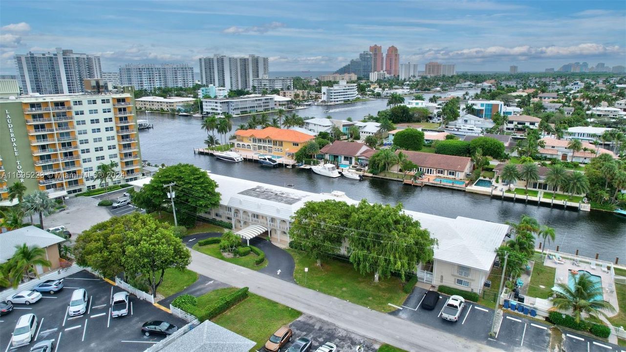 For Sale: $450,000 (2 beds, 2 baths, 931 Square Feet)
