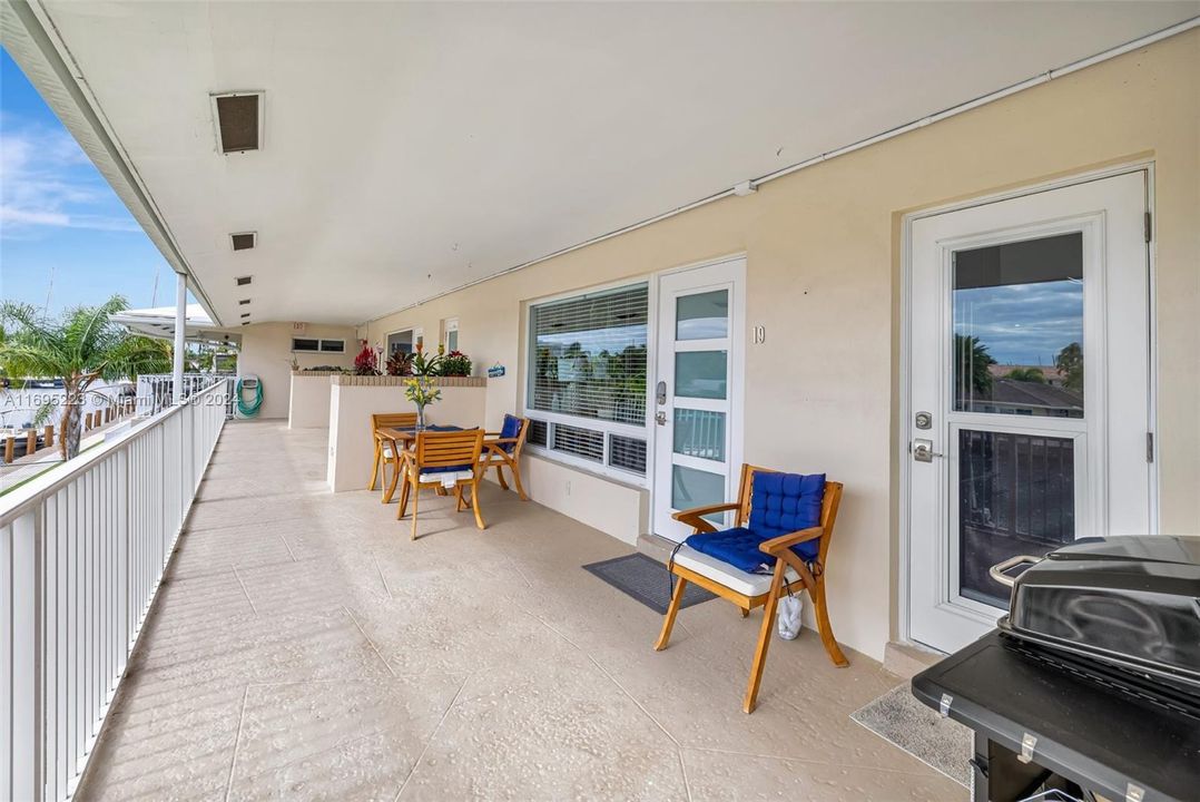 For Sale: $450,000 (2 beds, 2 baths, 931 Square Feet)