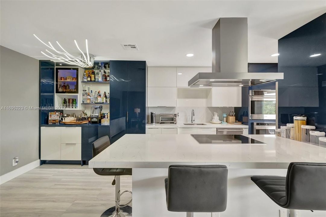 For Sale: $450,000 (2 beds, 2 baths, 931 Square Feet)